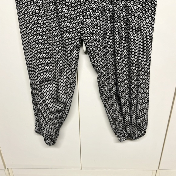 Xhilaration Daisy Pattern Pants/ Joggers - Picture 9 of 10